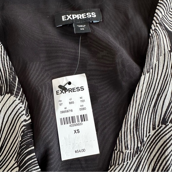 Express V-Neck Wrap Top Floral Black And White Long Sleeves SZ XS NEW WITH TAGS - Picture 2 of 9